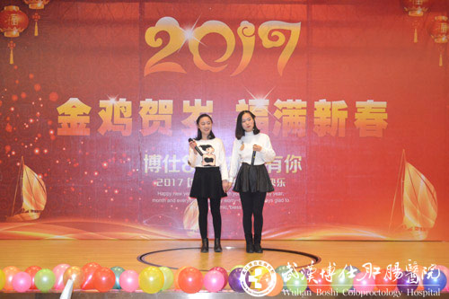 三病区护士樊泽宇和张柳洋演唱的《爱一点》